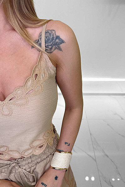 Renk: Taş | Nakış Detaylı Askılı Crop Bluz