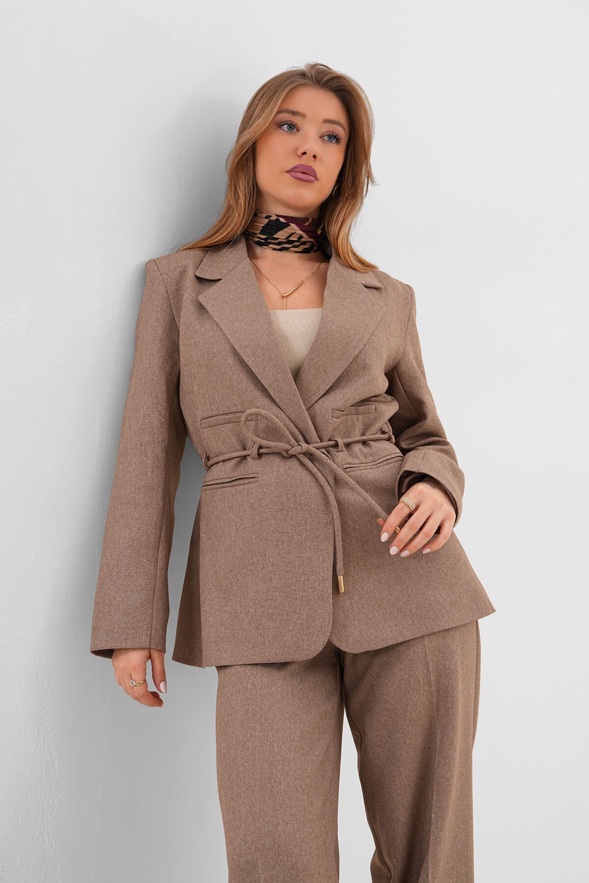Renk: Vizon | Kuşaklı Vatkalı Blazer Ceket