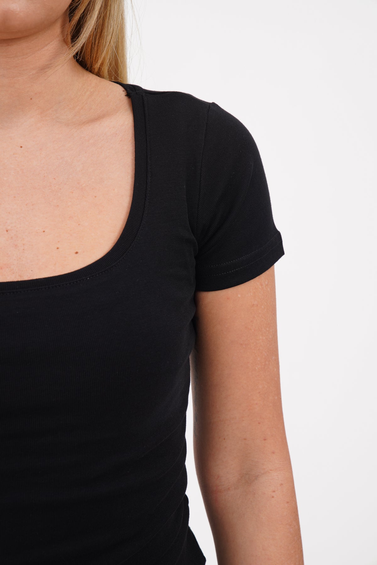 Renk: Siyah | Dar Kesim Geniş Yaka Basic Tshirt