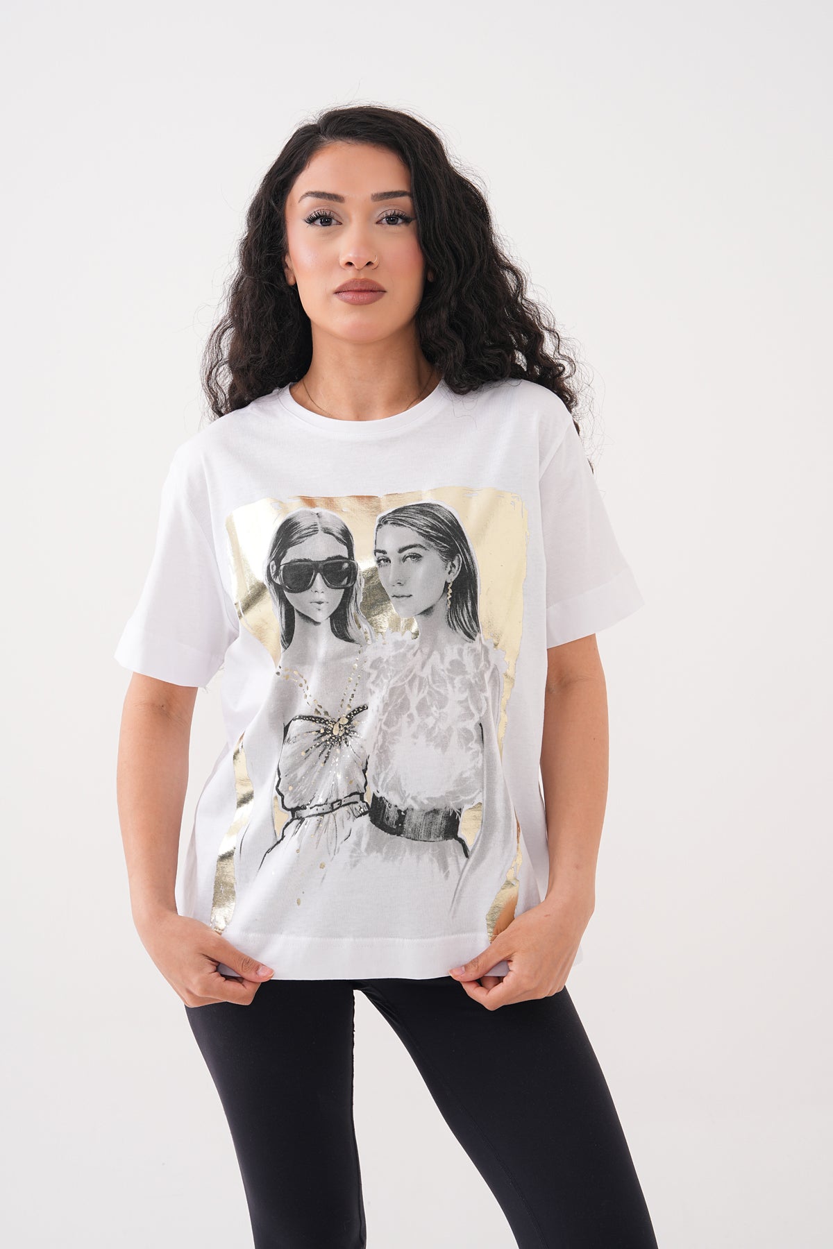 Renk: Beyaz | İki Kadın Figür Baskılı Tshirt