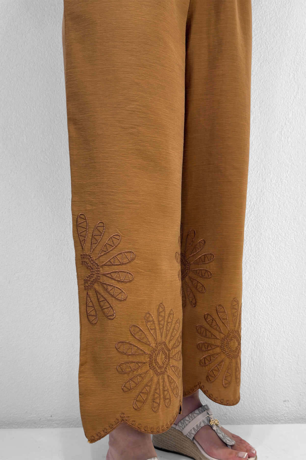 Renk: Taba | Nakış Detaylı Keten Pantolon
