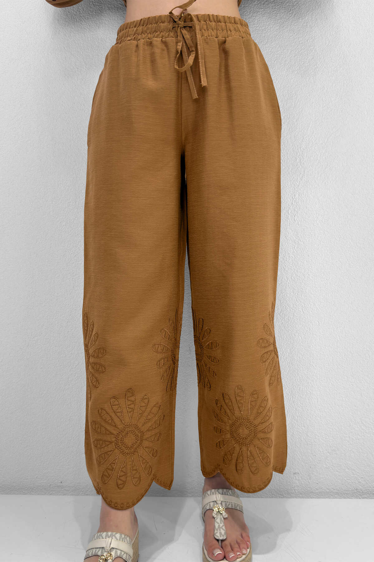 Renk: Taba | Nakış Detaylı Keten Pantolon
