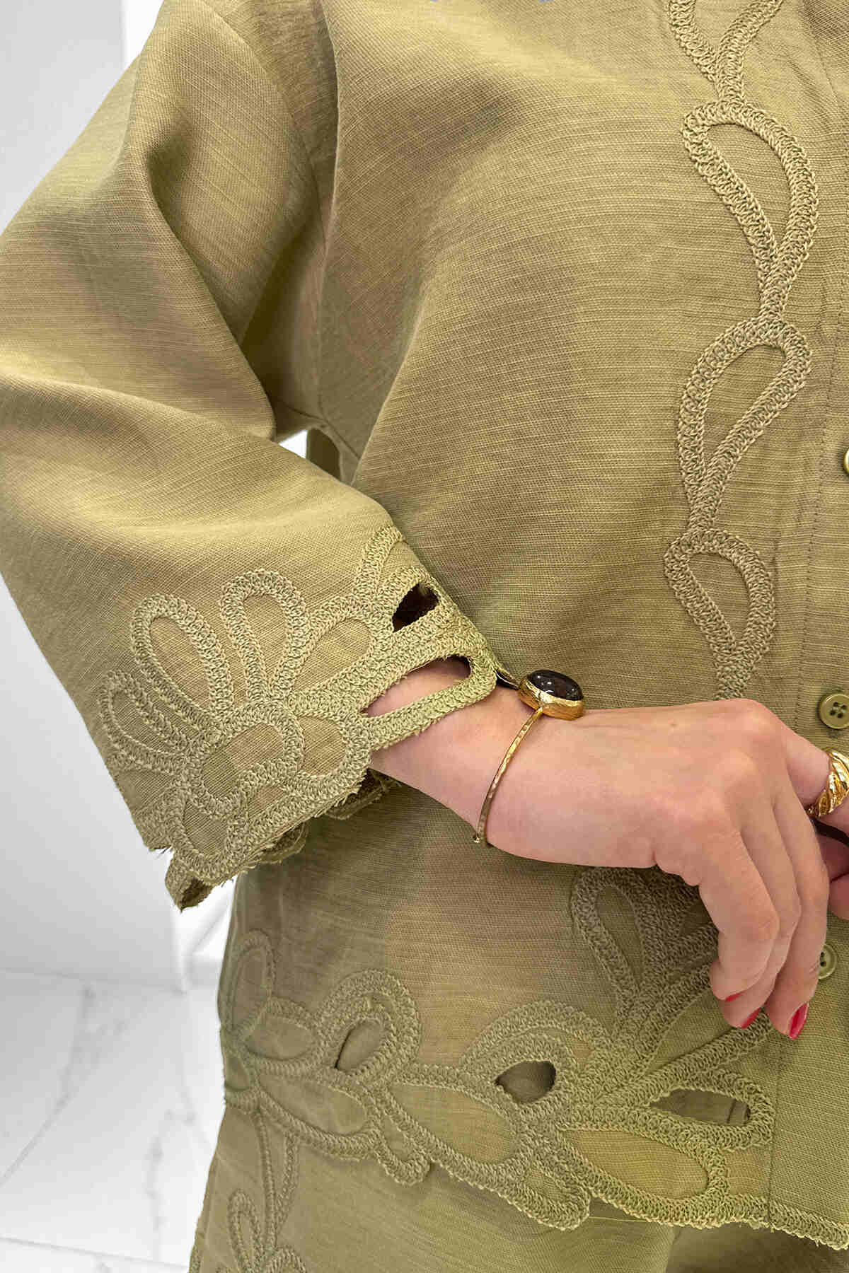 Renk: Olive | Nakış Detaylı Gömlek