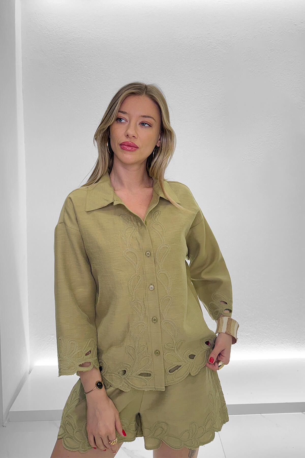 Renk: Olive | Nakış Detaylı Gömlek