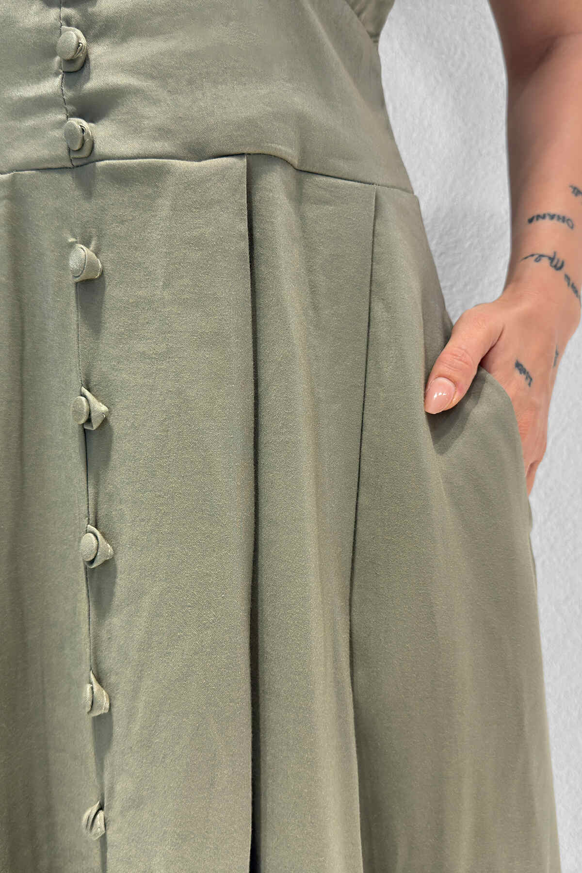 Renk: Haki | Arka Gipe Detaylı Midi Elbise