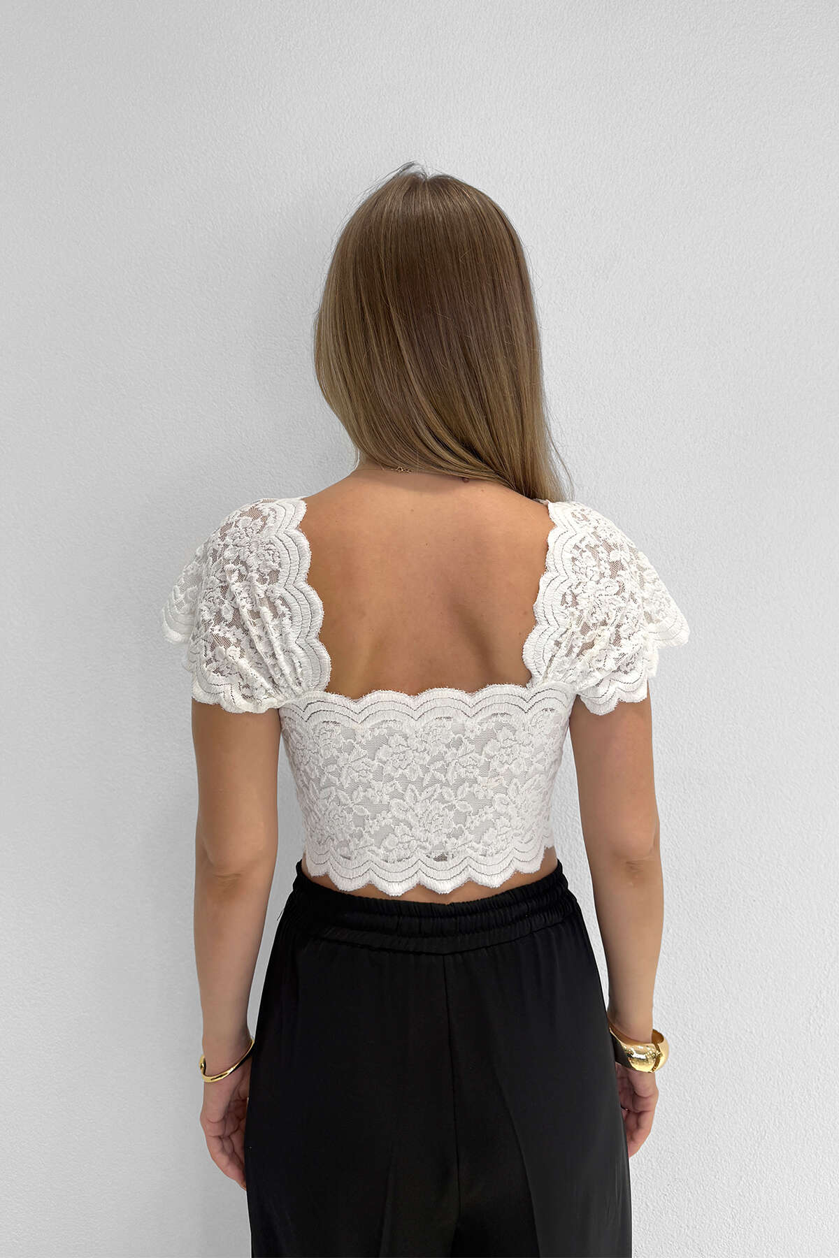 Renk: Ekru | Dantel Detaylı Crop