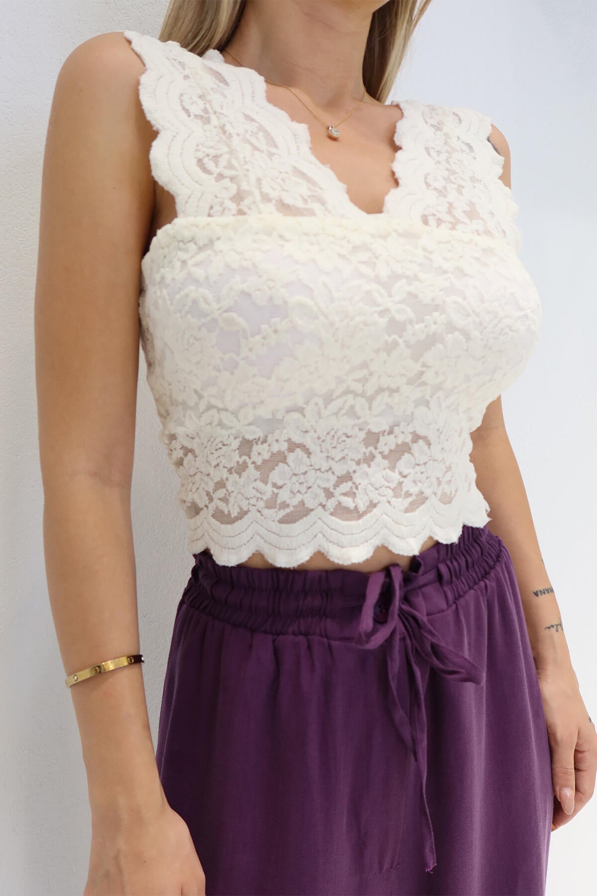 Renk: Ekru | Dantelli V Yaka Crop Top
