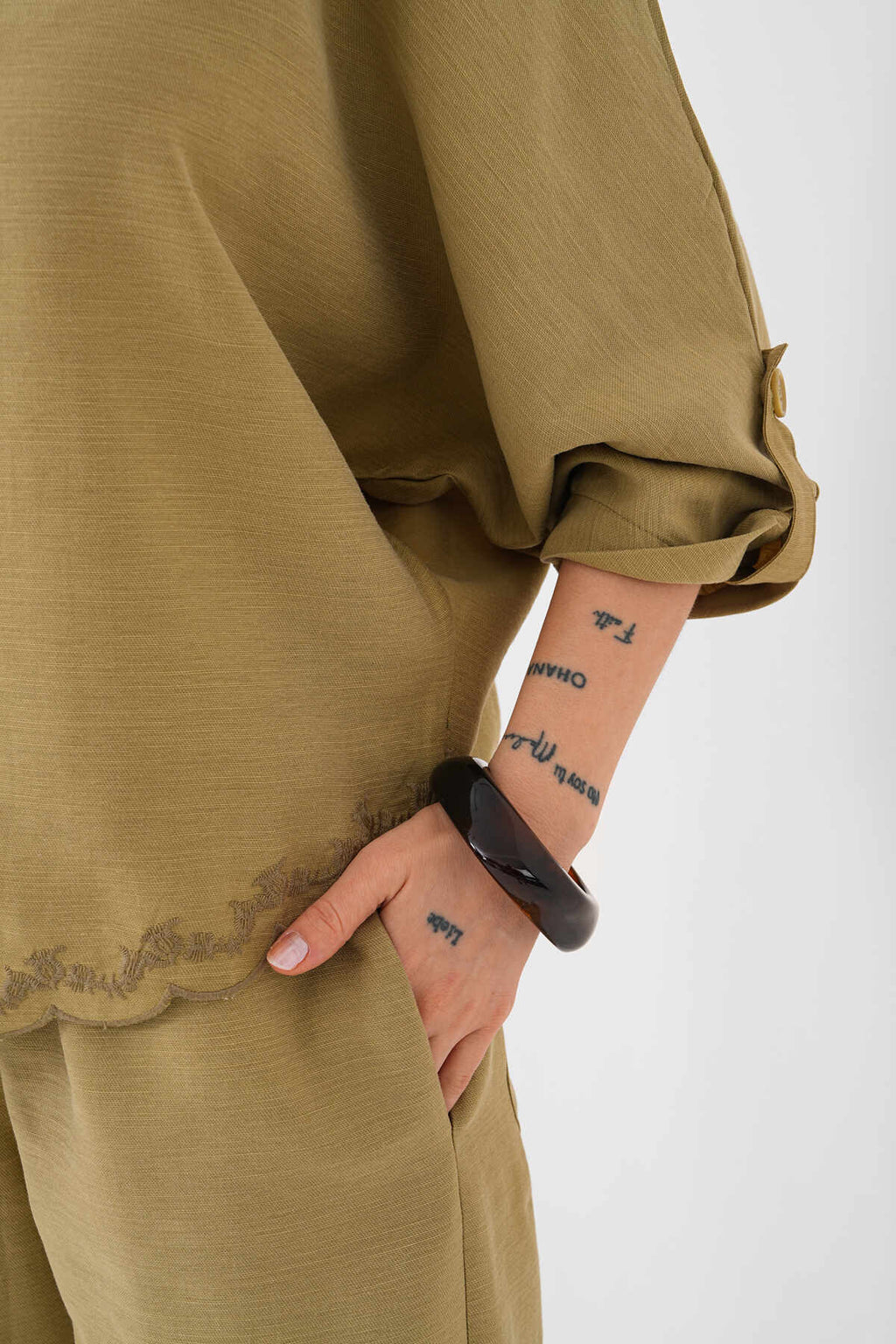 Renk: Olive | Nakış Detaylı Keten Bluz