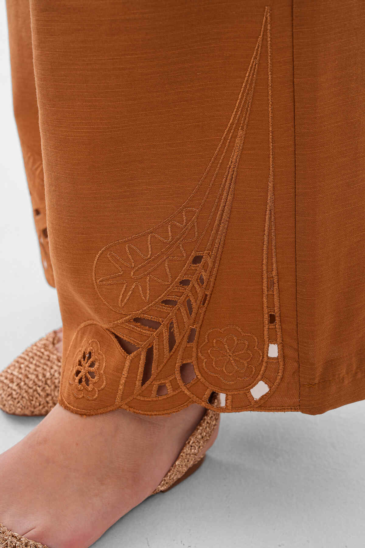 Renk: Taba | Nakış Detaylı Keten Pantolon