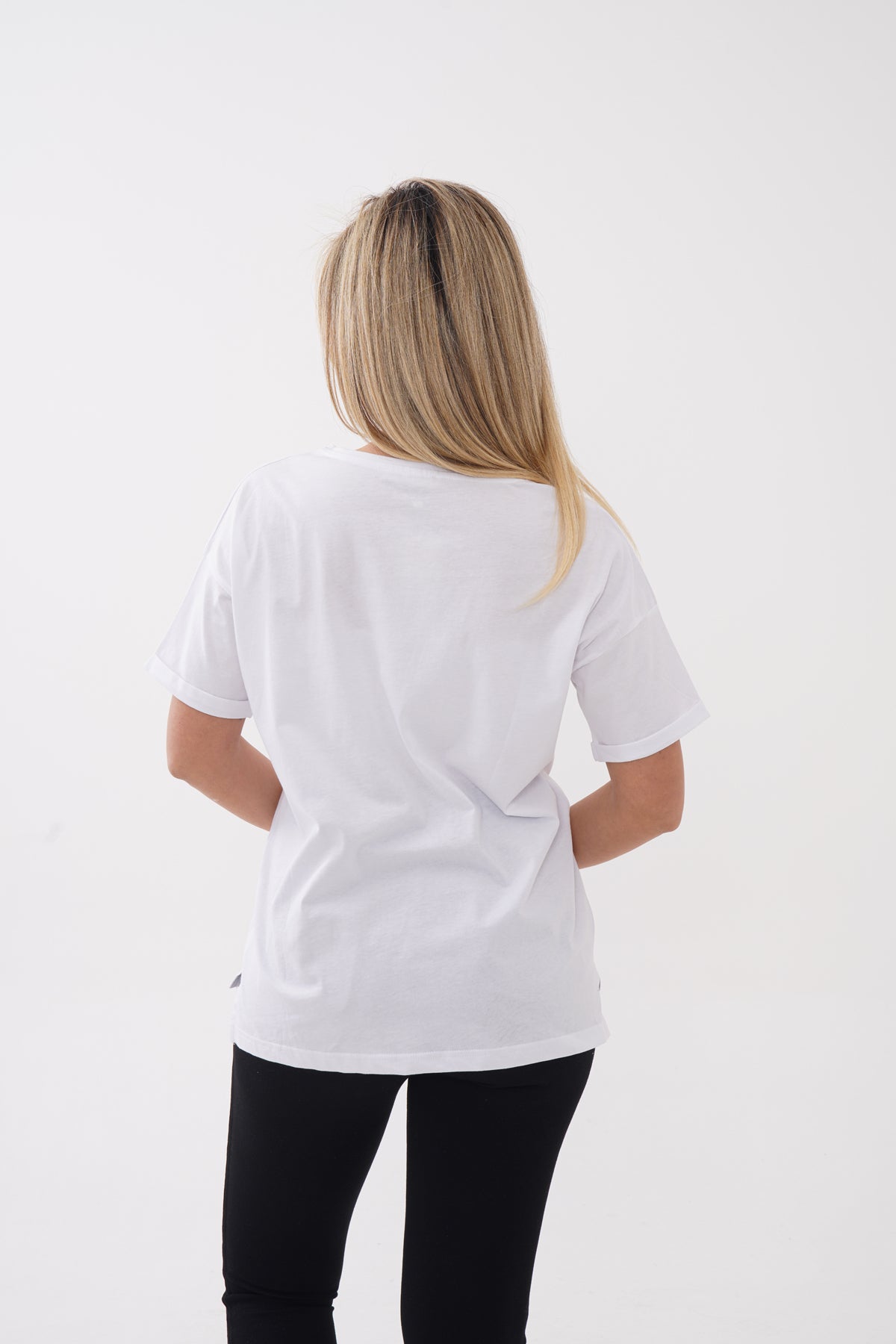 Renk: Beyaz | Soyut Renk Bloklu Çiçek Bakılı Tshirt