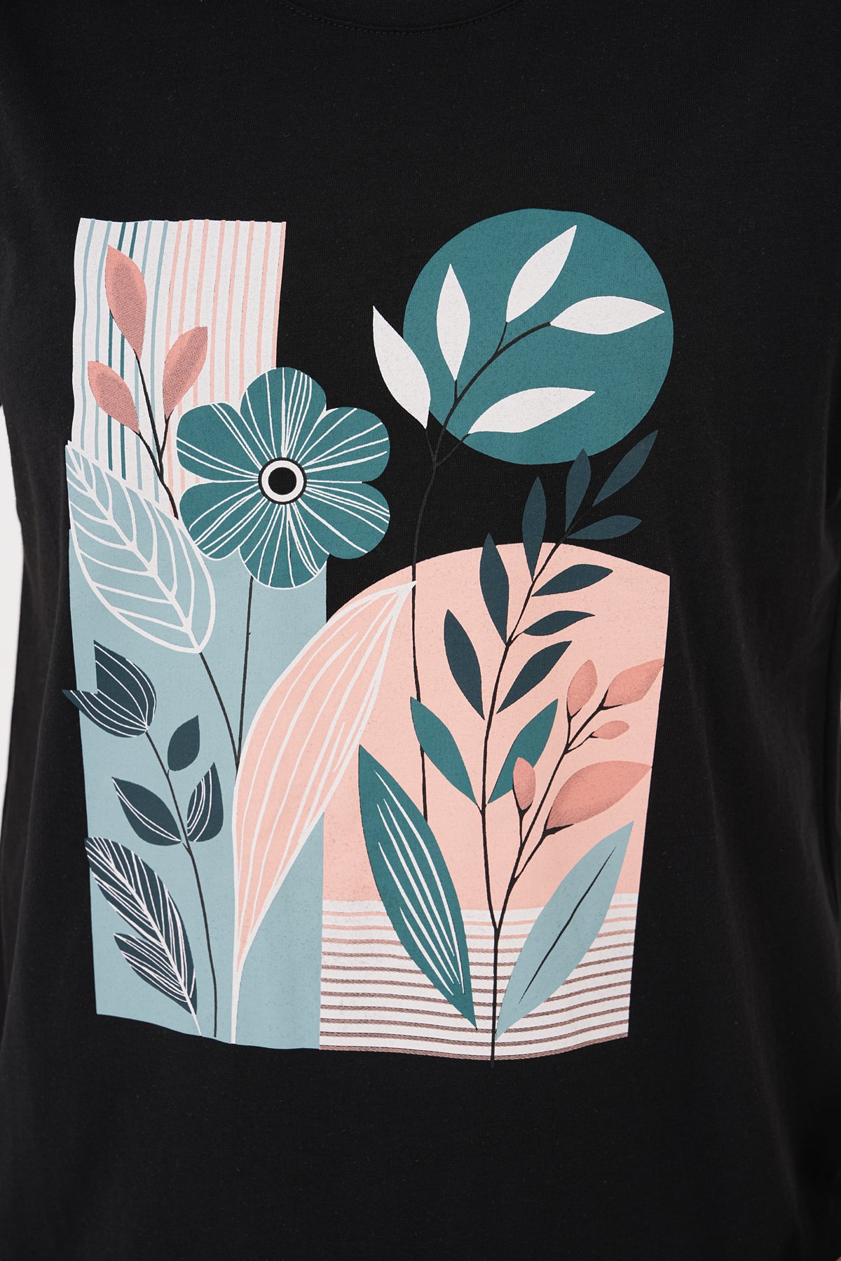 Renk: Siyah | Soyut Renk Bloklu Çiçek Bakılı Tshirt