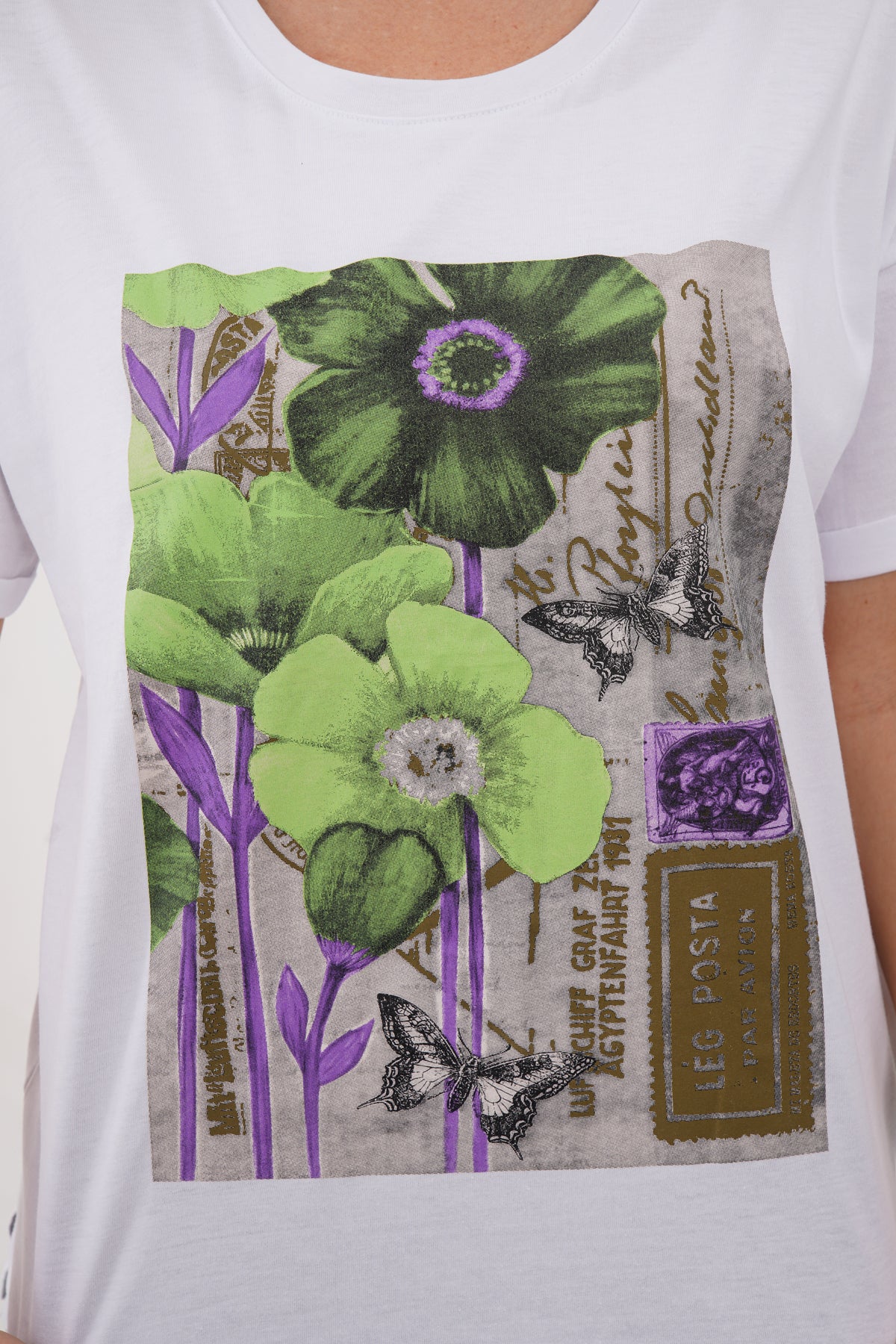 Renk: Beyaz | Vintage Çiçek ve Kelebek Baskılı Tshirt